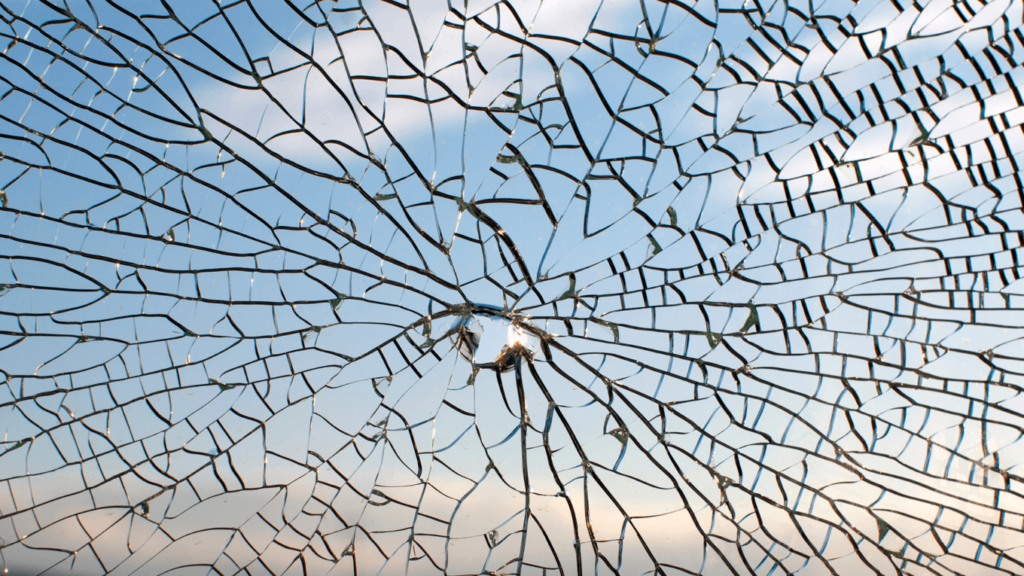 Rozbita szyba ze szkła laminowanego