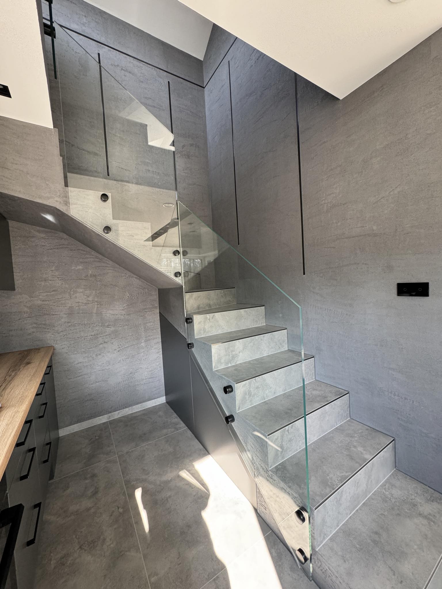 3balustrady-szklane-balustrady-szklo-hartowane-Mateusz-Kopytko-Uslugi-Szklarskie-antresola-schody-szklo-na-schodach