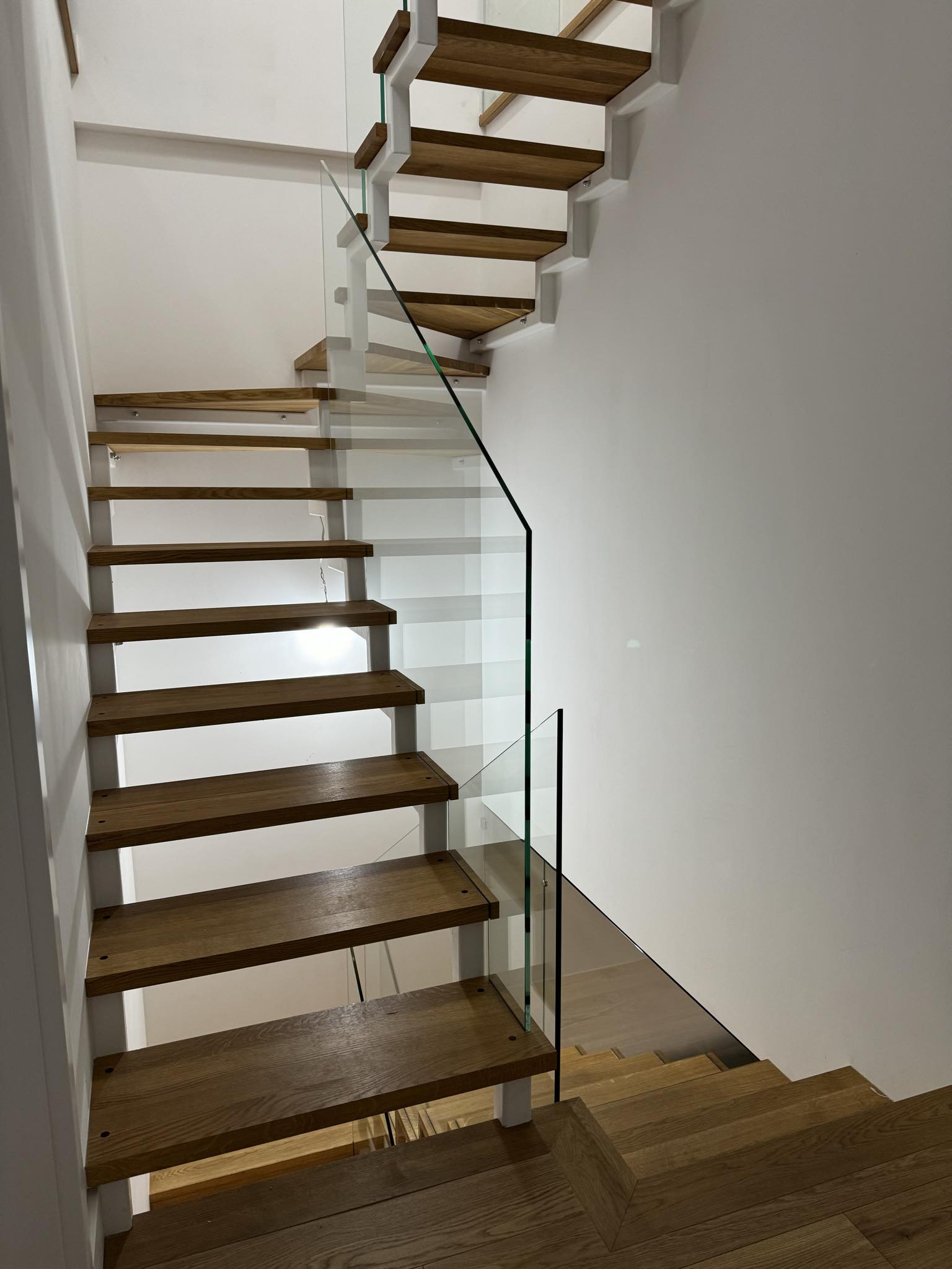 4balustrady-szklane-balustrady-szklo-hartowane-Mateusz-Kopytko-Uslugi-Szklarskie-antresola-schody-szklo-na-schodach