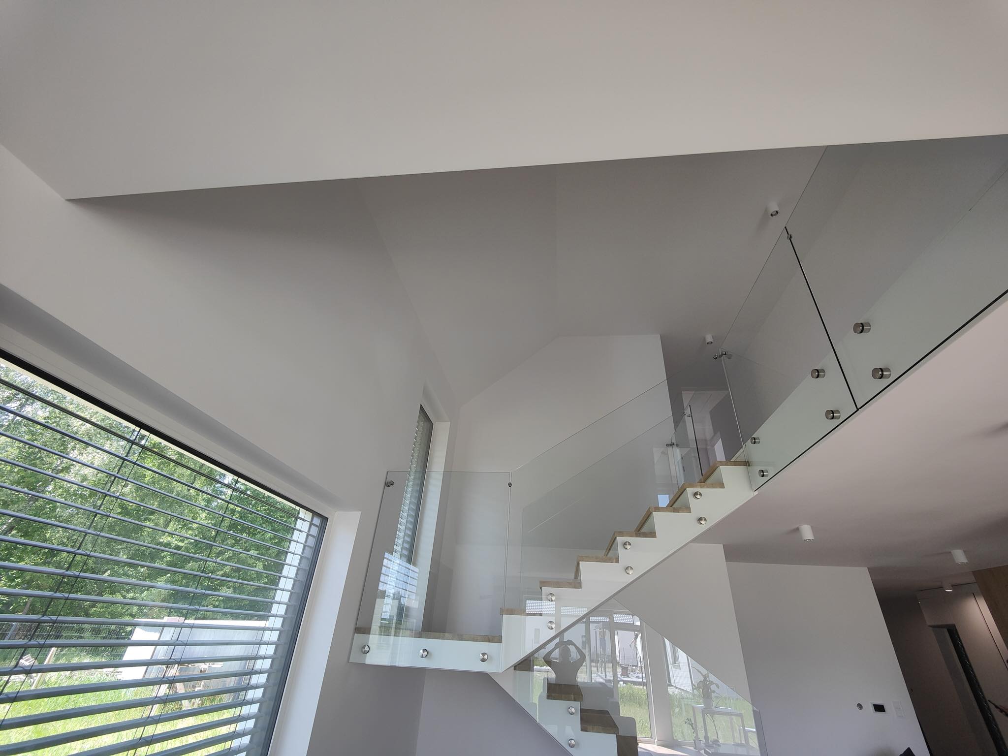 8balustrady-szklane-balustrady-szklo-hartowane-Mateusz-Kopytko-Uslugi-Szklarskie-antresola-schody-szklo-na-schodach-2