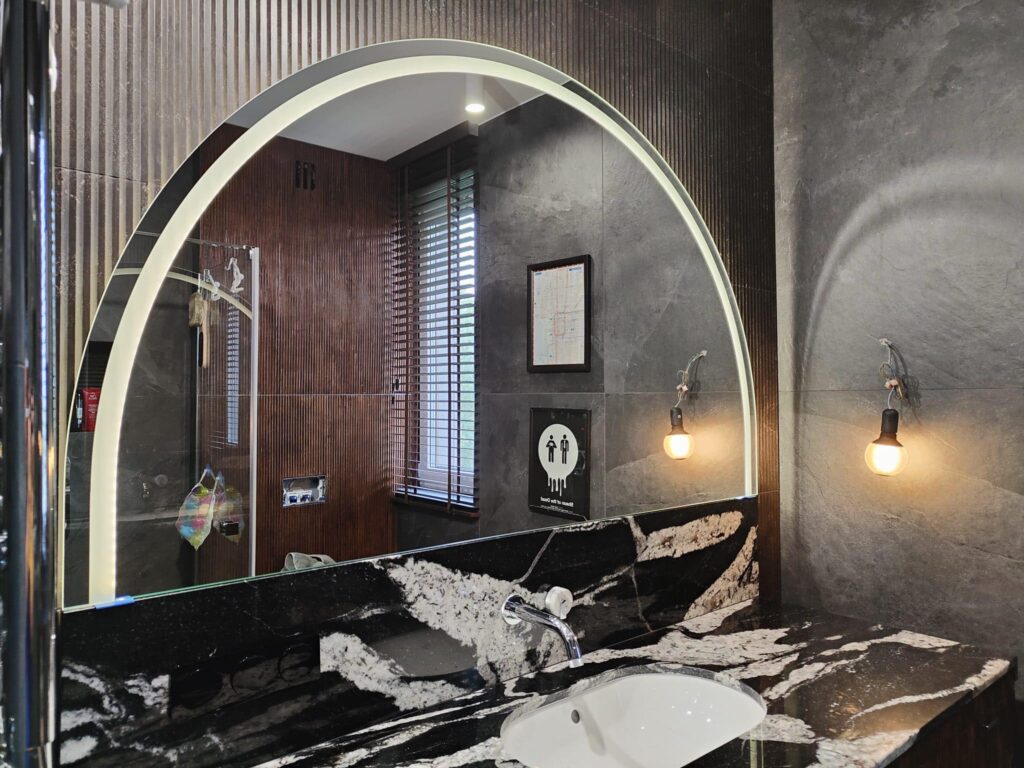 a-lustro-na-wymiar-lustro-lustro-w-ramie-okragle-lustro-lustro-kolo-lustro-z-podswietlaniem-lustro-led-lustro-polksiezyc-lustro-sciete-kolo-lustro-z-toaletka-lustro-krysztalowe-optiwhite