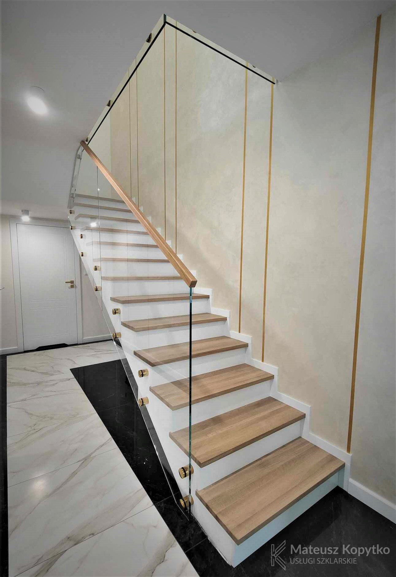 balustrady-szklane-bariery-szklo-hartowane-balustrady-szklane-z-porecza-drewniana-szklo-optiwhite-6