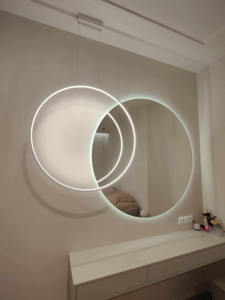 lustro-na-wymiar-lustro-lustro-w-ramie-okragle-lustro-lustro-kolo-lustro-z-podswietlaniem-lustro-led-lustro-polksiezyc-lustro-sciete-kolo-lustro-z-toaletka-lustro-krysztalowe-optiwhite